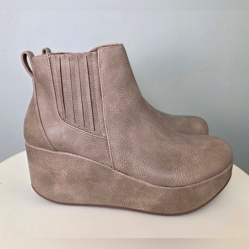 Yellow Box Taupe Neutral Belin Platform Wedge Booties Round Toe Size 7.5
